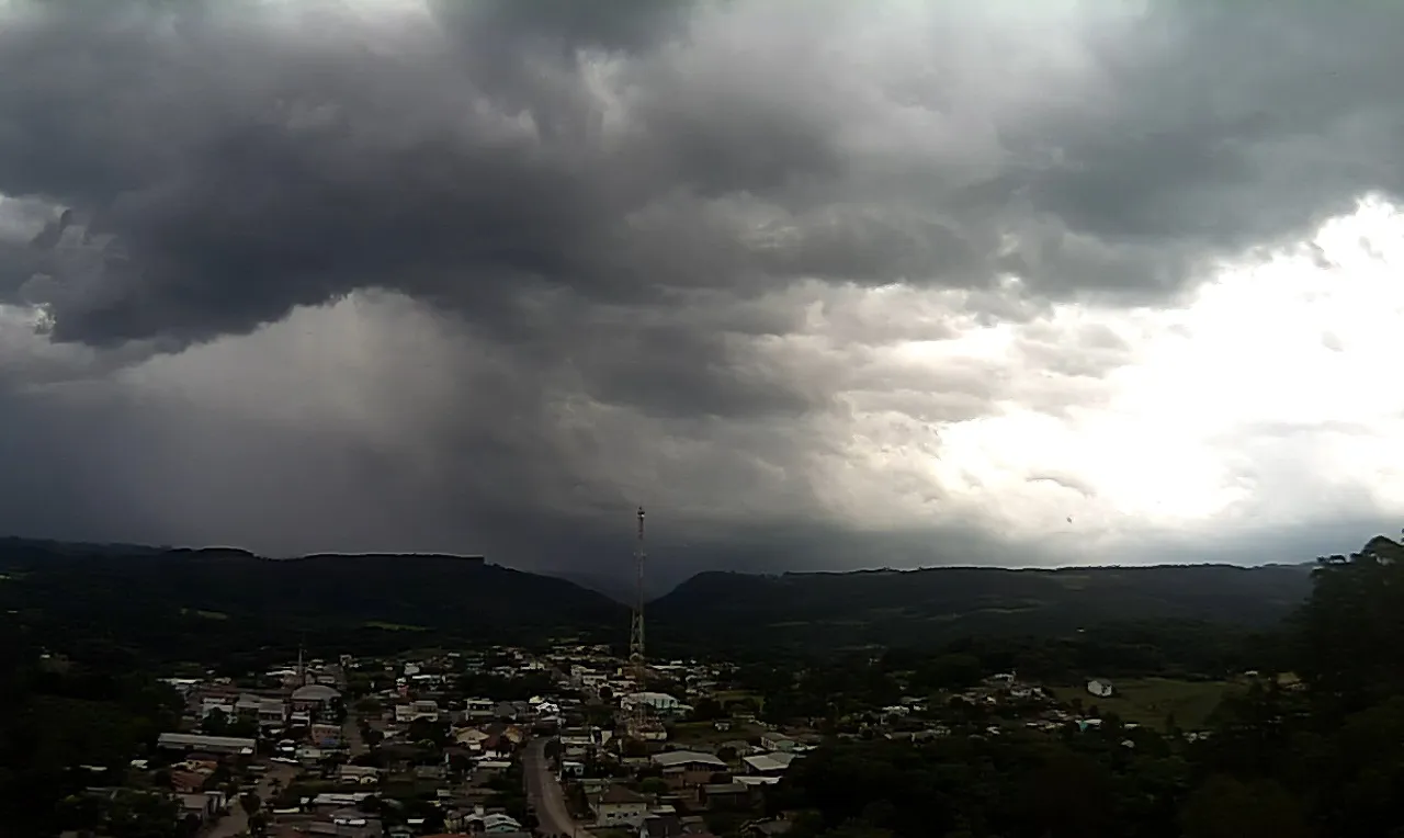 a imagem mostra a forma&ccedil;&atilde;o de chuva intensa em uma cidade do Rio Grande do Sul